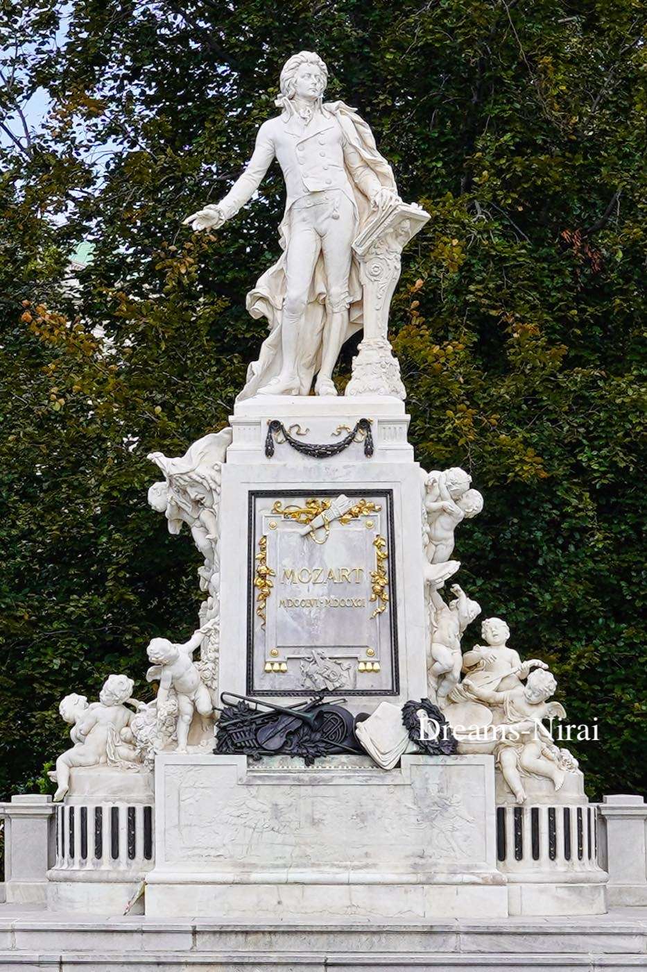 ウィーン観光（王宮広場、モーツァルト記念像、ミノリーテン教会